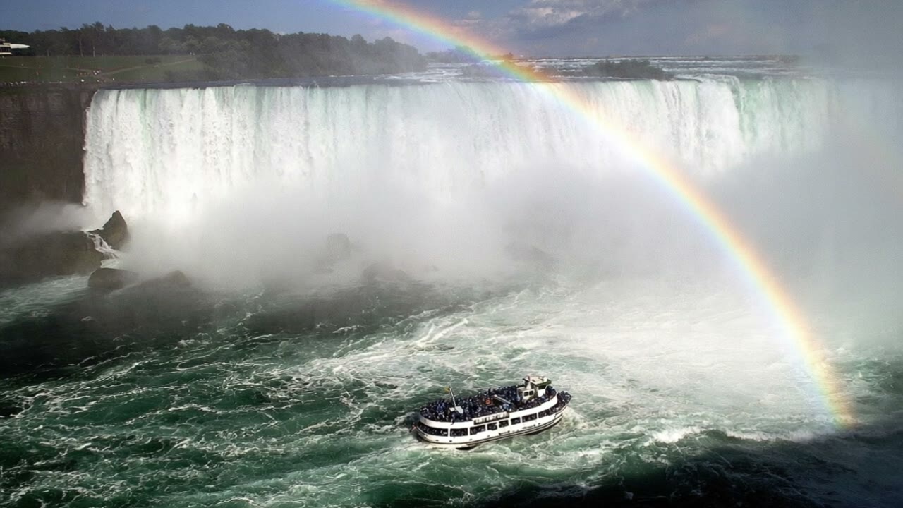 Horseshoe Falls at dusk with mist rising from the basin